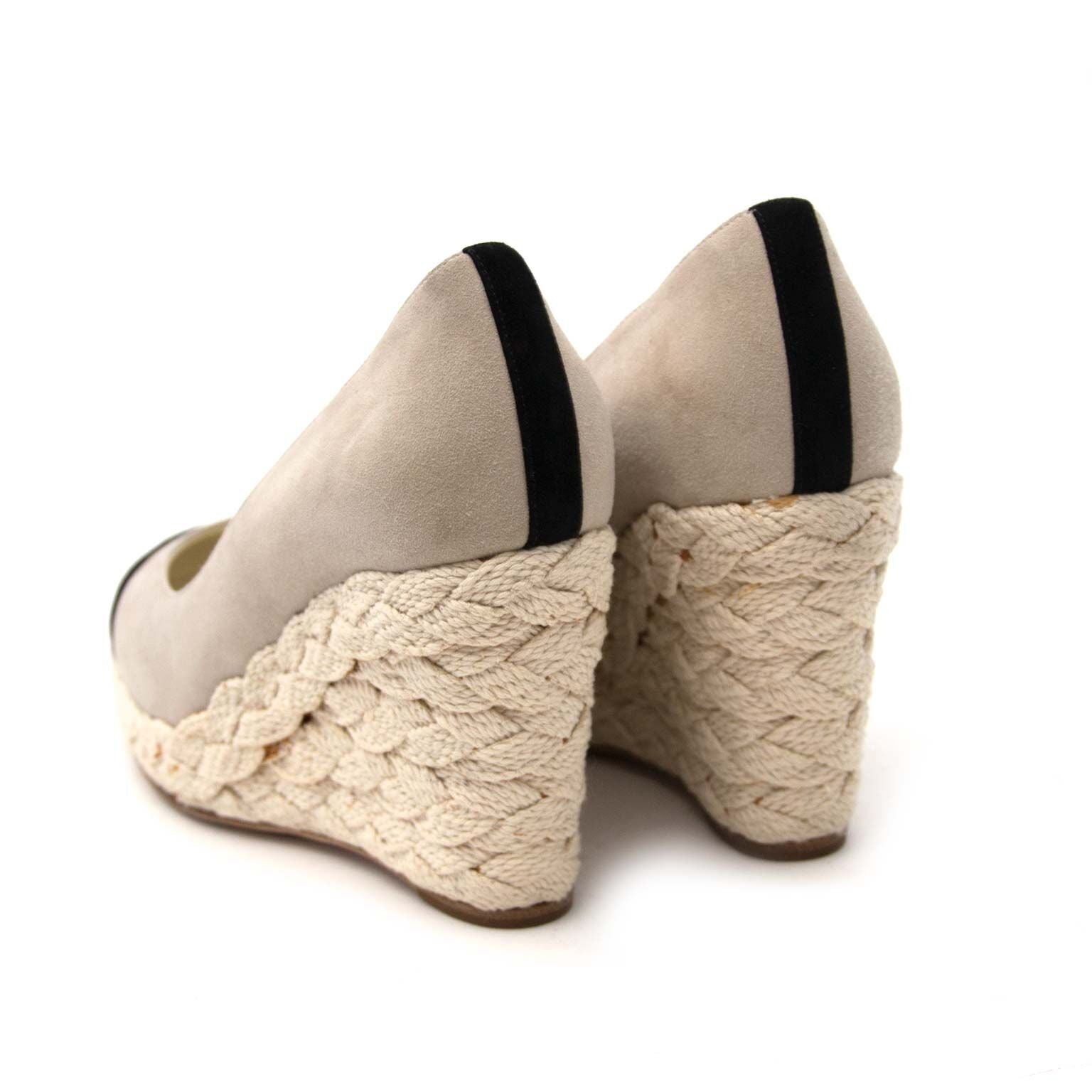 koop en verkoop tweedehands chanel wedges in beige en zwart suede bij labellov