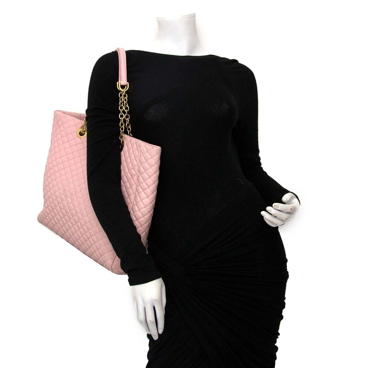 Koop authentieke tweedehands Dolce & Gabbana quilted schoudertas in roze leder aan een eerlijke prijs bij LabelLOV. Veilig online shoppen. Luxe merken aan een goede prijs.