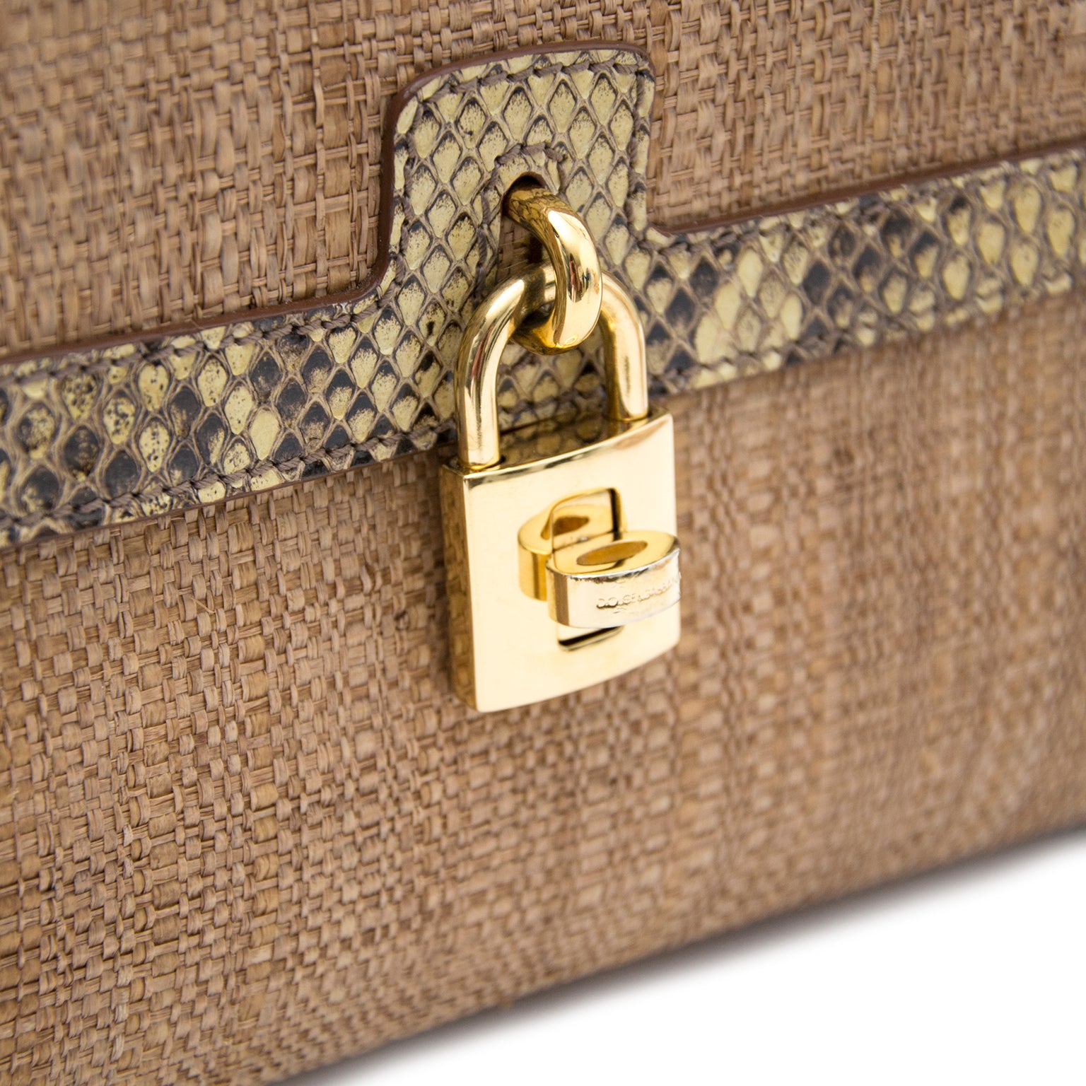 Koop nu deze prachtige Dolce & Gabbana Python Straw Bag Dolce in Antwerpen op online bij Labellov. De mooiste it-bags tweedehands, wereldwijde verzending.
