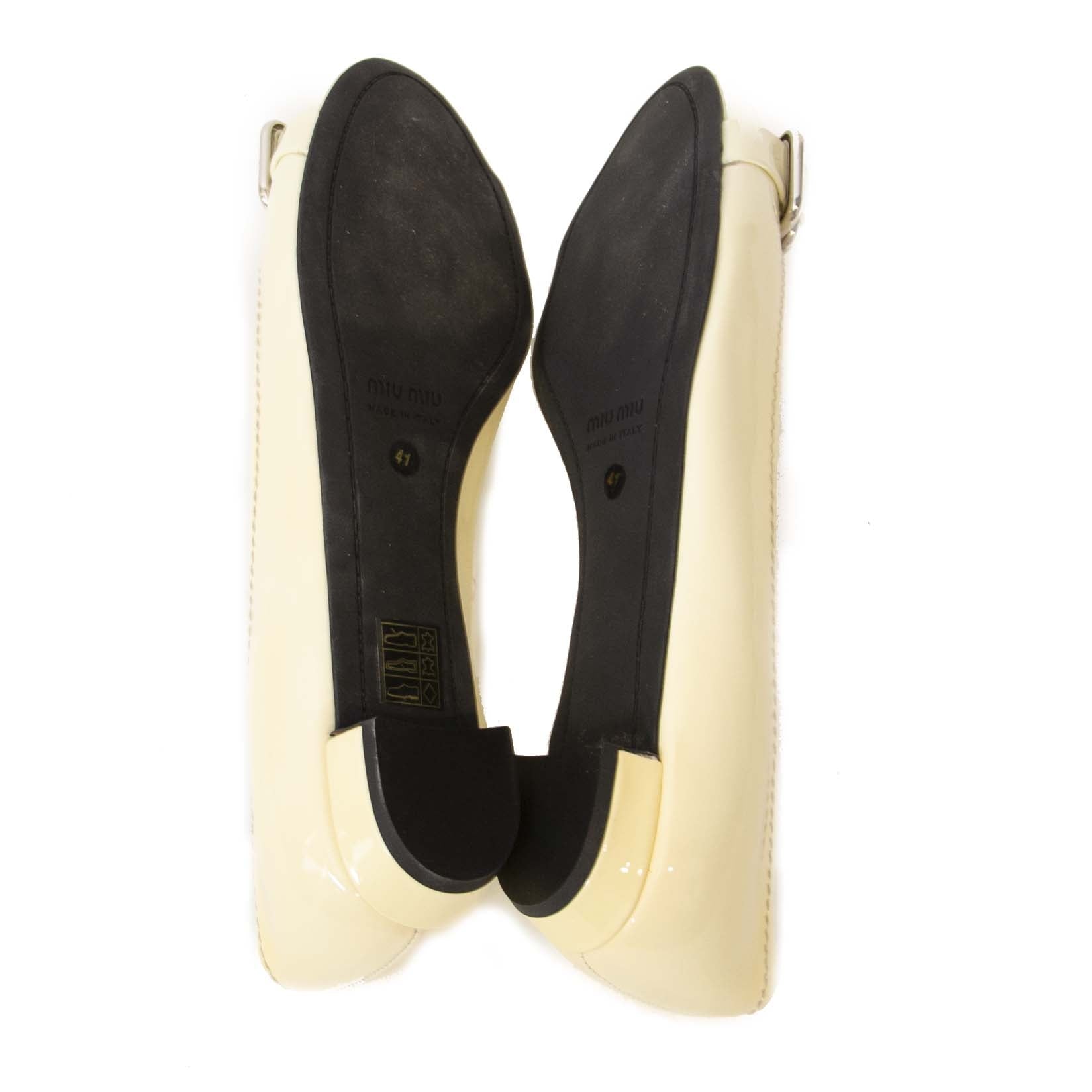 Miu Miu Ivory Patent Leather Ballerinas - Size 41. Koop tweedehands Miu Miu ballerinas online bij LabelLOV. Acheter en ligne des chaussures de Miu Miu, paiement sécurisé. Buy authentic secondhand Miu Miu Ballerinas online at LabelLOV webshop.