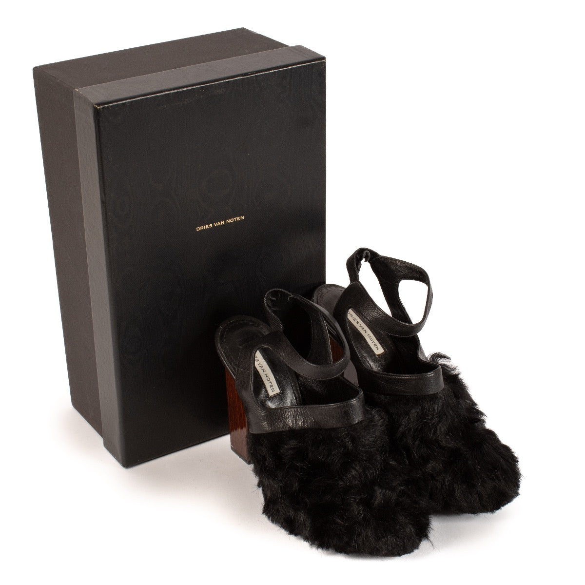 Shop safe online at Labellov in Antwerp, Brussels and Knokke these 100% authentic second hand Dries Van Noten Black Synthetic Fur Pumps - size 37