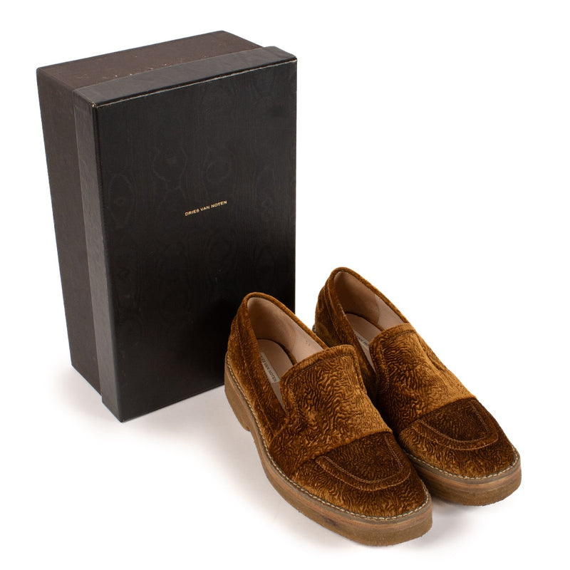 Shop safe online at Labellov in Antwerp, Brussels and Knokke these 100% authentic second hand Dries Van Noten Camel Velvet Loafer - size 37
