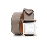 Preowned Hermès Heure 'H' Double Tour Taupe Horloge. Safe and secure online shopping. Koop authentieke tweedehands Hermes Croco Medor armband aan de juiste prijs bij LabelLOV.