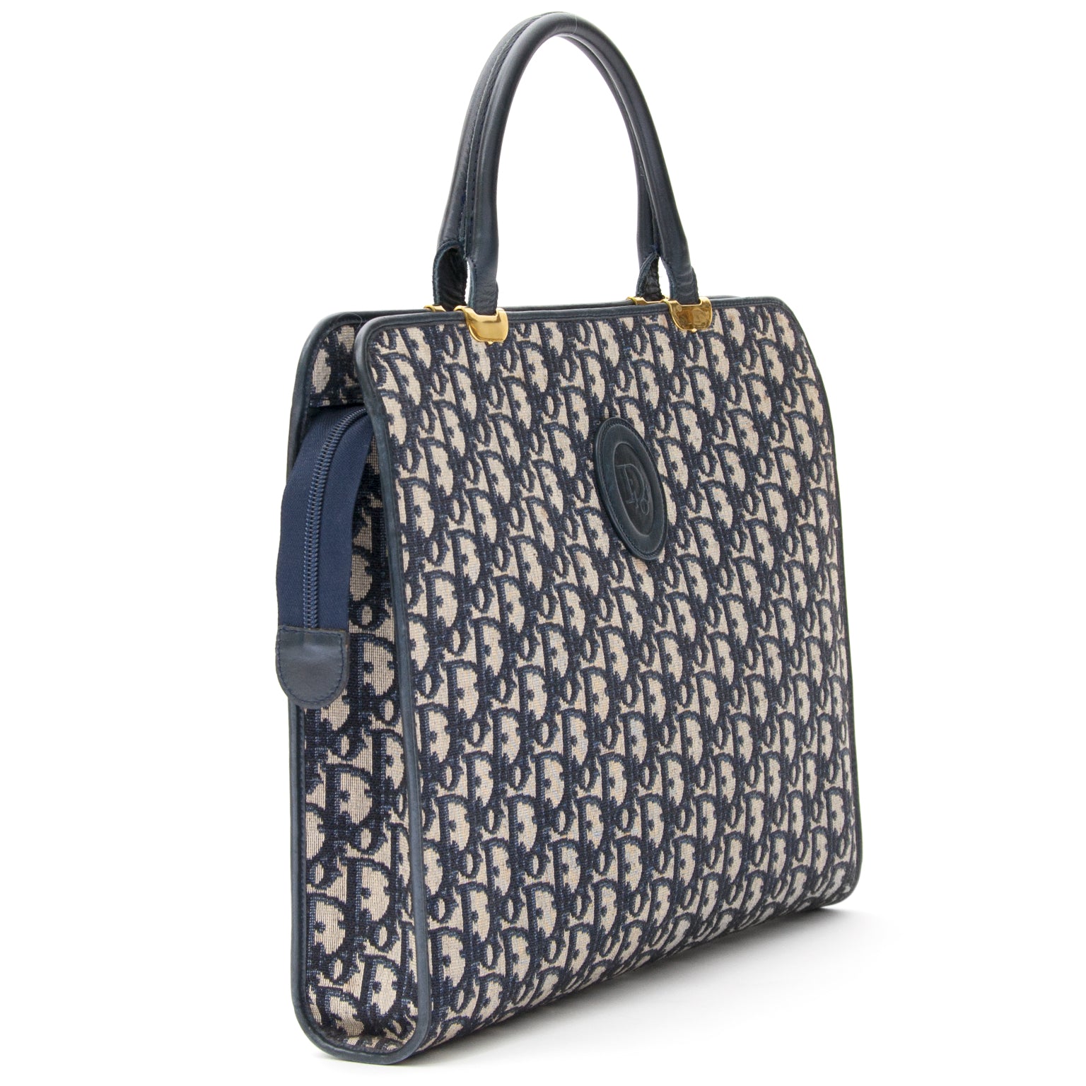 Luxe tweedehands webshop Labellov Antwerpen is gespecialiseerd in Dior Monogram handtassen.