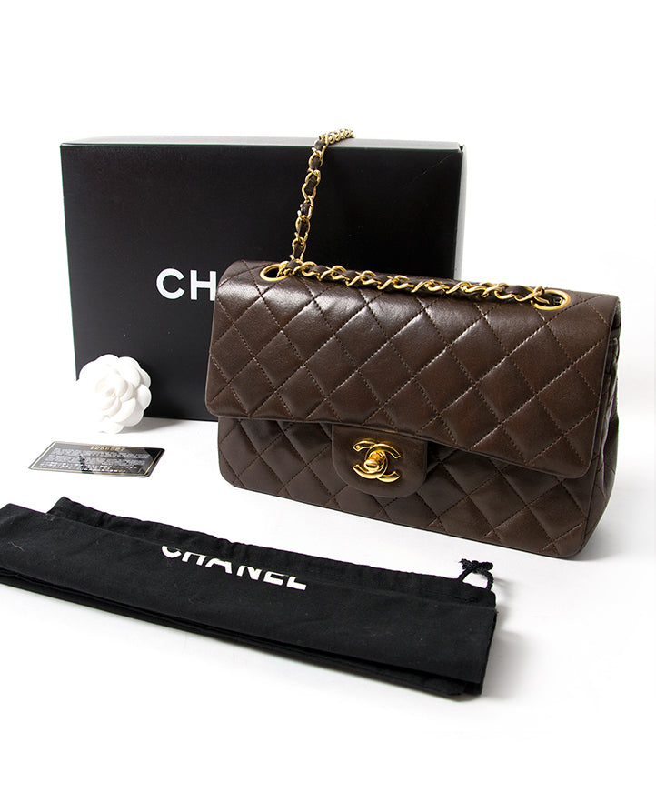 Chanel Small Classic Flap Bag in Chocolate Brown GHW authentiek veilig online shoppen webshop tweedehands tassen merktassen luxetassen merken luxe merken luxemerken designer ontwerper