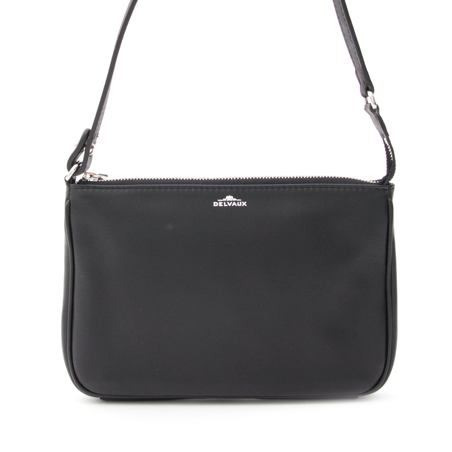 Delvaux Black Pochette Bag Voor meer vintage tweedehands en nieuwe luxe tassen, bezoek Labellov. De online platform biedt een wijde selectie aan authentieke designer merken met de juiste prijs.