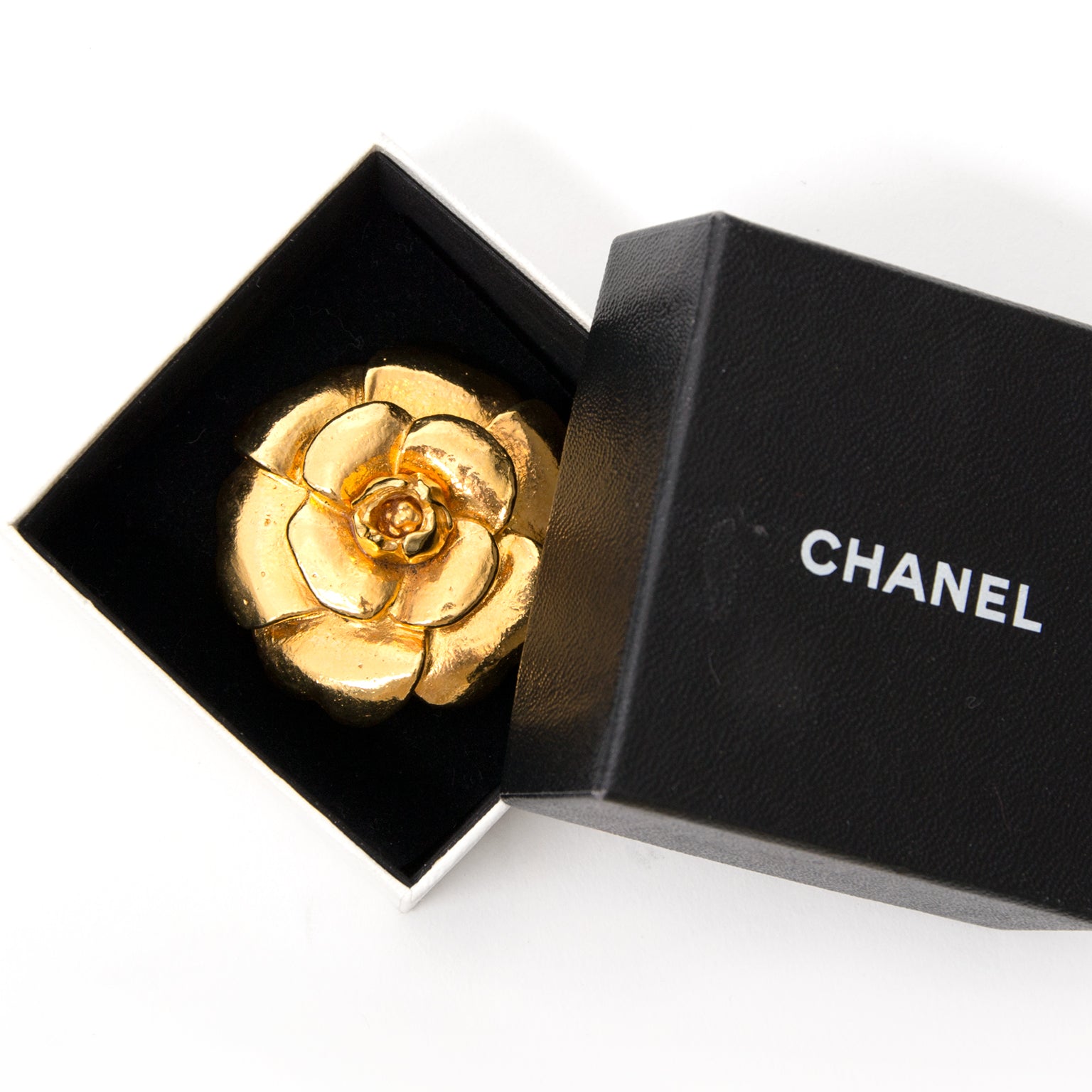 Buy safe online secondhand designer Chanel camelia brooch best price online webshop luxury vintage