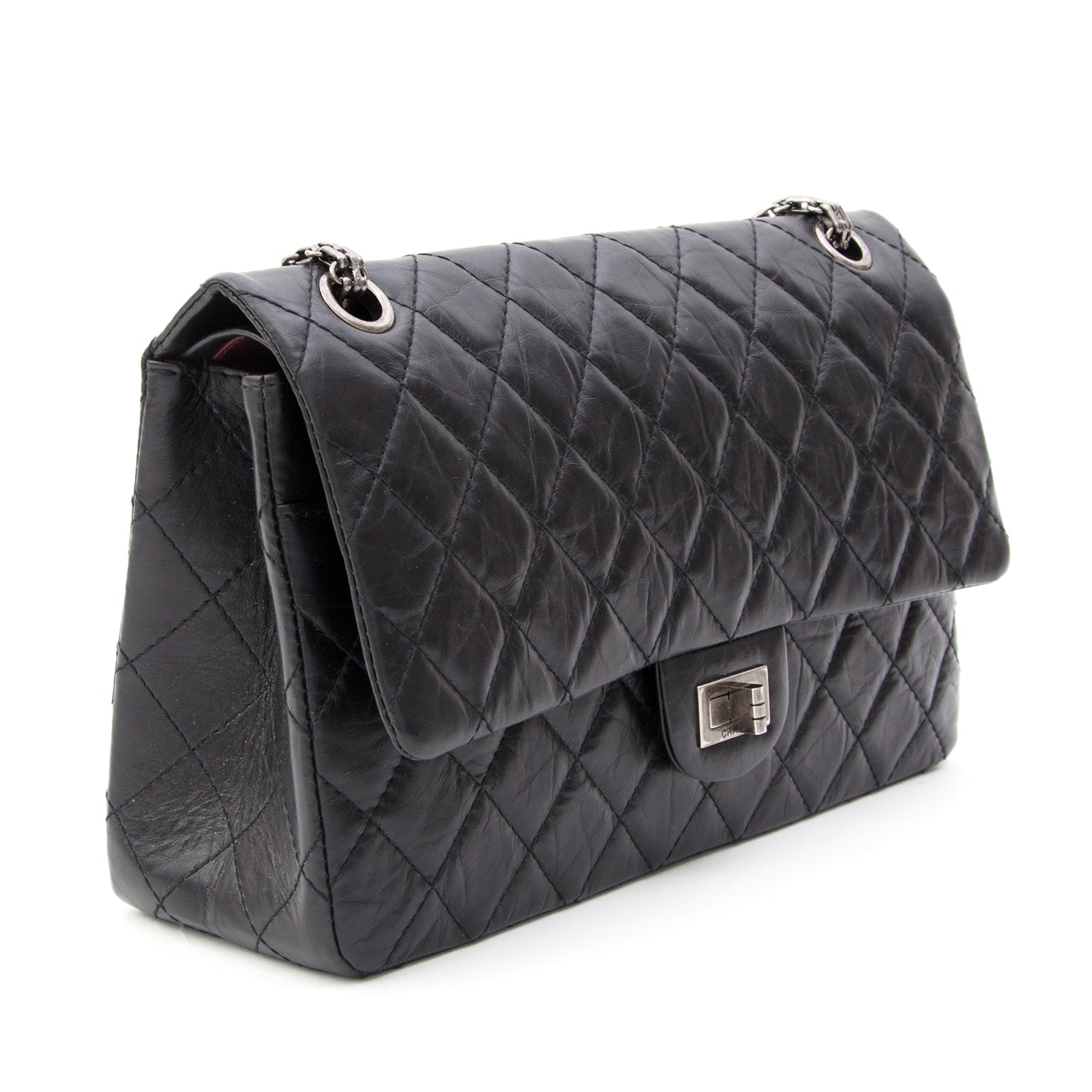 Chanel black 2.55 Reissue - 226 Labellov provides a platform to buy and sell preloved secondhand luxury designer goods. Labellov biedt een platform voor het kopen en verkopen van authentieke tweedehands luxe tassen.