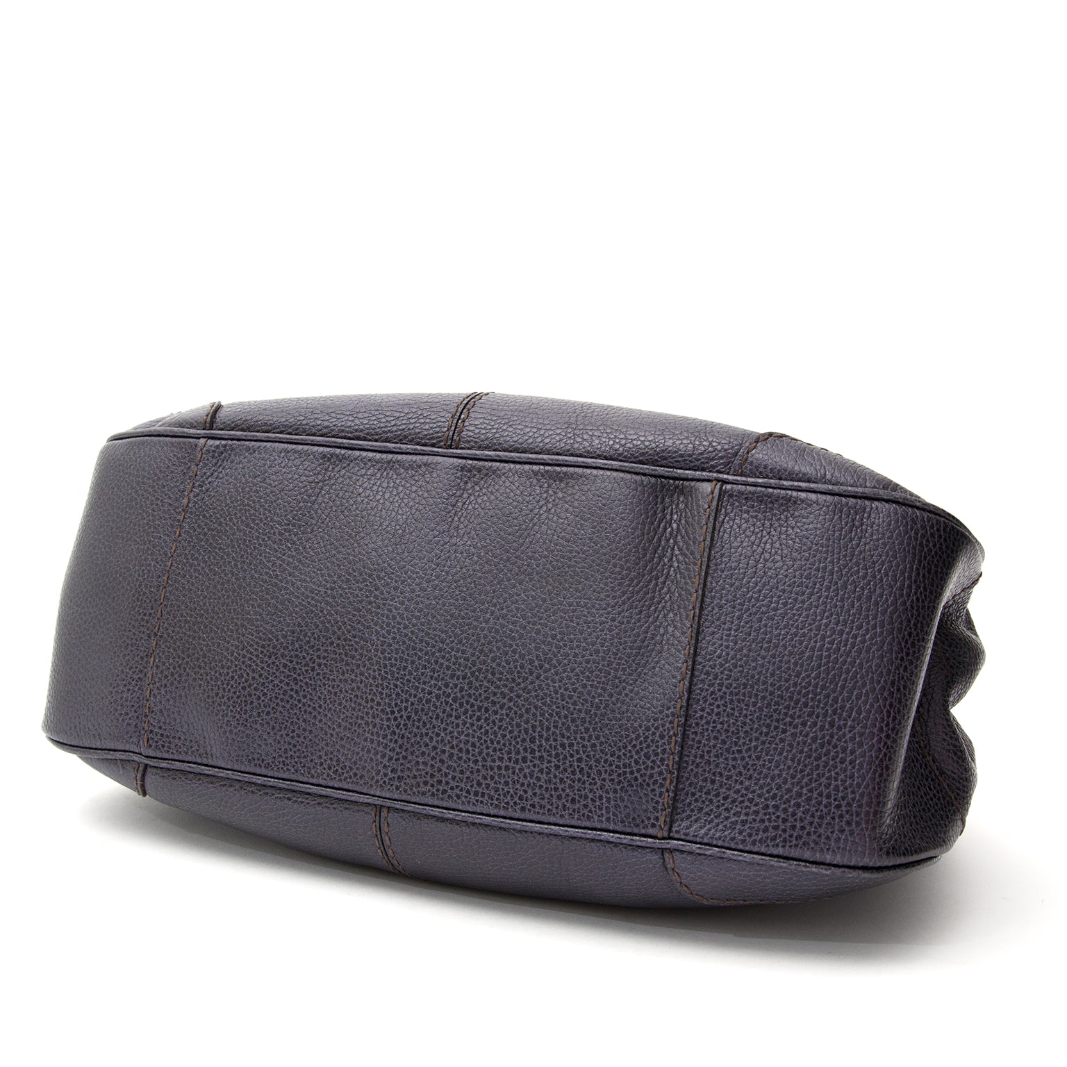Buy authentic Tod's bag at the right price at LabelLOV vintage webshop. Safe and secure online shopping.