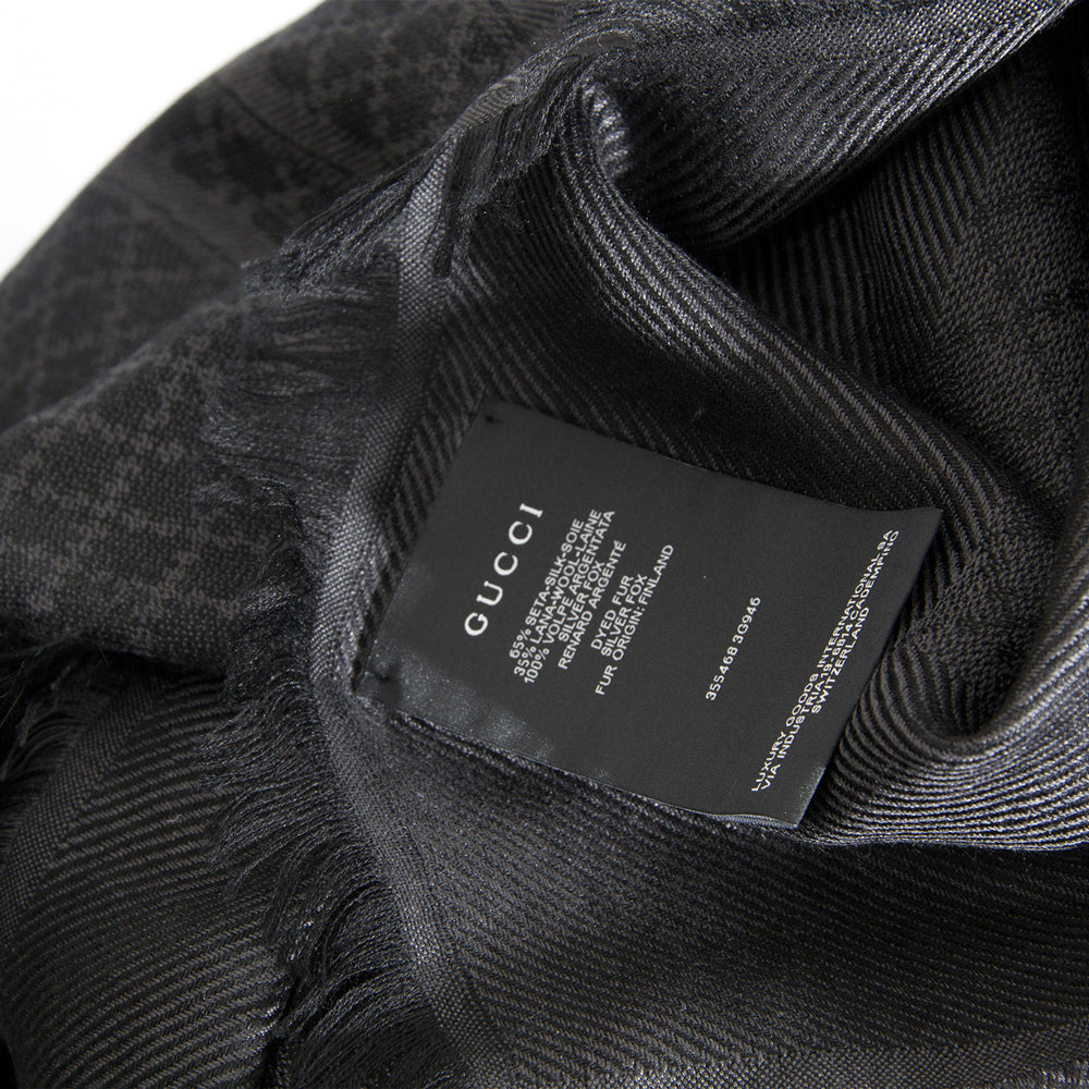 Gucci Black Scarf With Fur Trim. Labellov provides a platform to buy and sell preloved secondhand luxury designer goods. Labellov biedt een platform voor het kopen en verkopen van authentieke tweedehands luxe tassen.