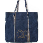 Authentic Pre-owned Chanel Blue Denim & Chain Tote. Buy authentic secondhand Chanel bags at the right price at LabelLOV vintage webshop. Safe and secure online shopping. Koop authentieke tweedehands Chanel tassen met juiste prijs bij LabelLOV.