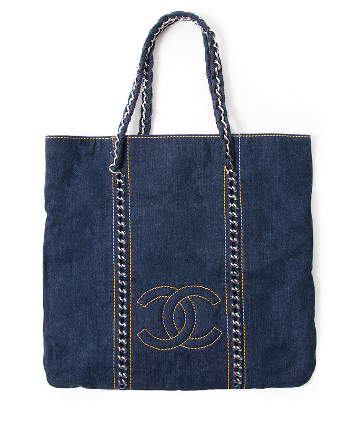 Authentic Pre-owned Chanel Blue Denim & Chain Tote. Buy authentic secondhand Chanel bags at the right price at LabelLOV vintage webshop. Safe and secure online shopping. Koop authentieke tweedehands Chanel tassen met juiste prijs bij LabelLOV.