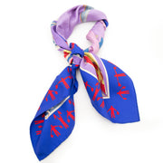 Vintage Hermès Silk Carré 'En Course' Scarf for the best price at Labellov webshop. Safe and secure online shopping with 100% authenticity. Vintage Hermès Silk Carré 'En Course' foulards pour le meilleur prix.