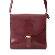 Lovely Delvaux shoulder bag, can also be worn crossbody. Gold hardware on the outside. The interior is furnished with bordeaux suede. Little extra pocket on the inside for more personal items. In the first picture it might look as if the buckle faces do