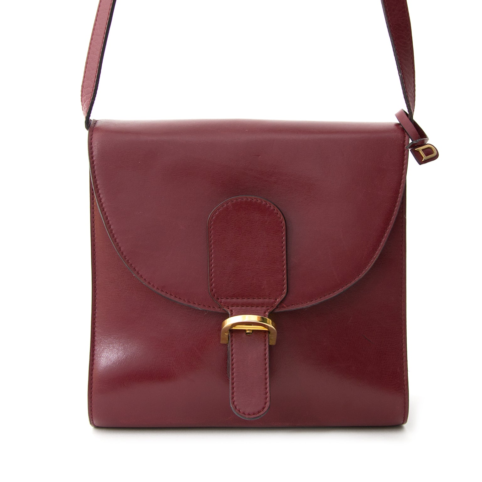 Lovely Delvaux shoulder bag, can also be worn crossbody. Gold hardware on the outside. The interior is furnished with bordeaux suede. Little extra pocket on the inside for more personal items. In the first picture it might look as if the buckle faces do
