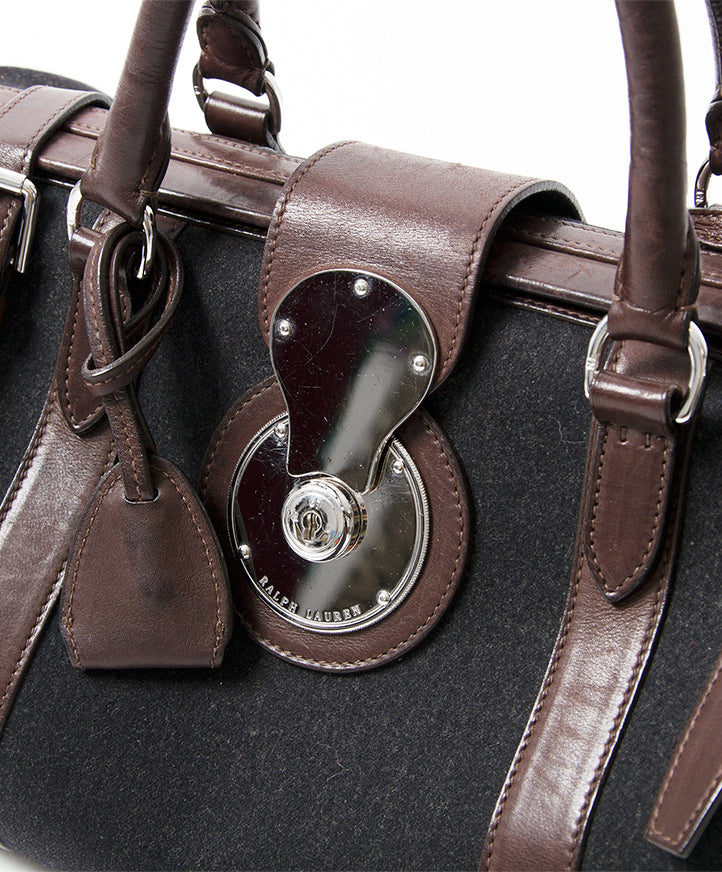 Second Hand Ralph Lauren Textile & Leather Trim Doctor Bag. Buy authentic secondhand Chanel bags at the right price at LabelLOV vintage webshop. Safe and secure online shopping. Koop authentieke tweedehands Chanel tassen met juiste prijs bij LabelLOV.