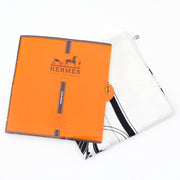 Hermès scarf, the famous silk Carré, in off-white with black carriage print. Labellov provides a platform to buy and sell preloved secondhand luxury designer goods. Labellov biedt een platform voor het kopen en verkopen van authentieke tweedehands luxe t