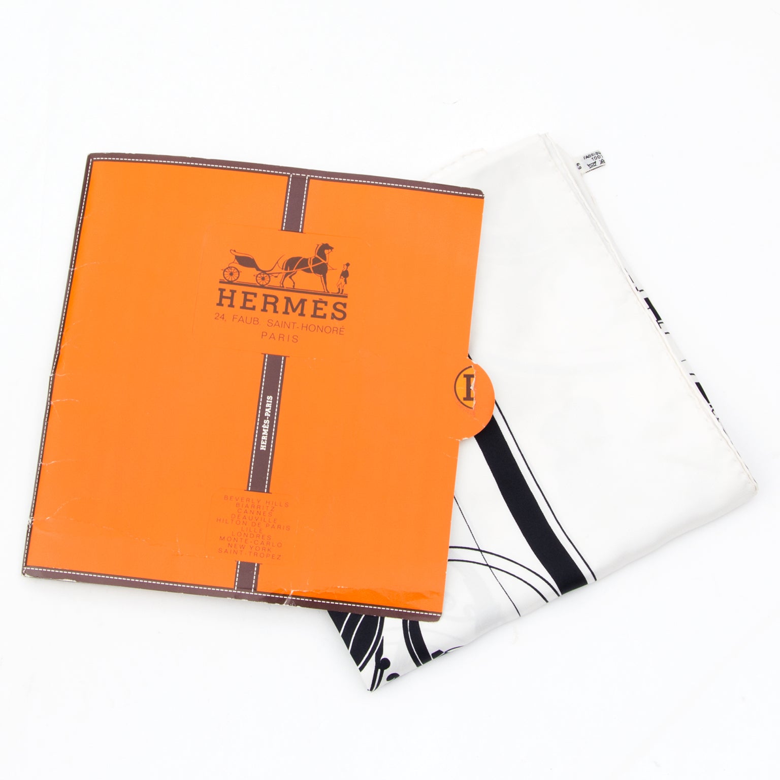 Hermès scarf, the famous silk Carré, in off-white with black carriage print. Labellov provides a platform to buy and sell preloved secondhand luxury designer goods. Labellov biedt een platform voor het kopen en verkopen van authentieke tweedehands luxe t