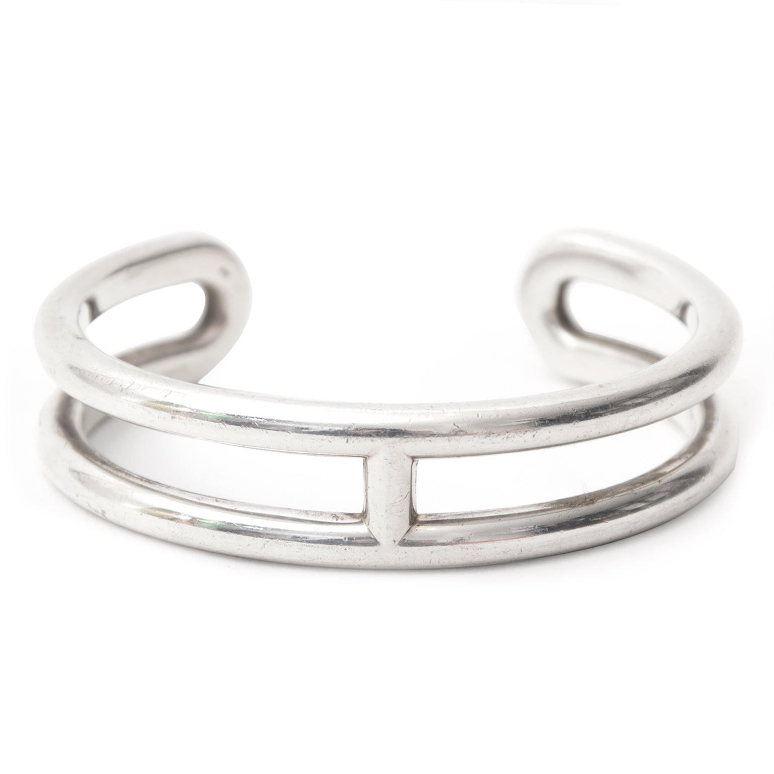 Authentic Hermes silver osmose cuff. buy secure online at LabelLov luxury webshop Antwerp Belgium. authentique Hermes osmose cuff en argent. acheter en ligne au LabelLov webshop de luxe Anvers Belgique. Authentieke Hermes osmose cuff in zilver. Veilig ko