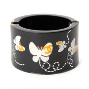 Seconde main Chanel Black Resin Butterfly Cuff Bracelet. Shop secondhand designer bags at LabelLOV vintage webshop. Safe and secure online shopping Antwerp. Koop authentieke vintage handtassen bij LabelLOV Antwerpen. Veilig online winkelen!