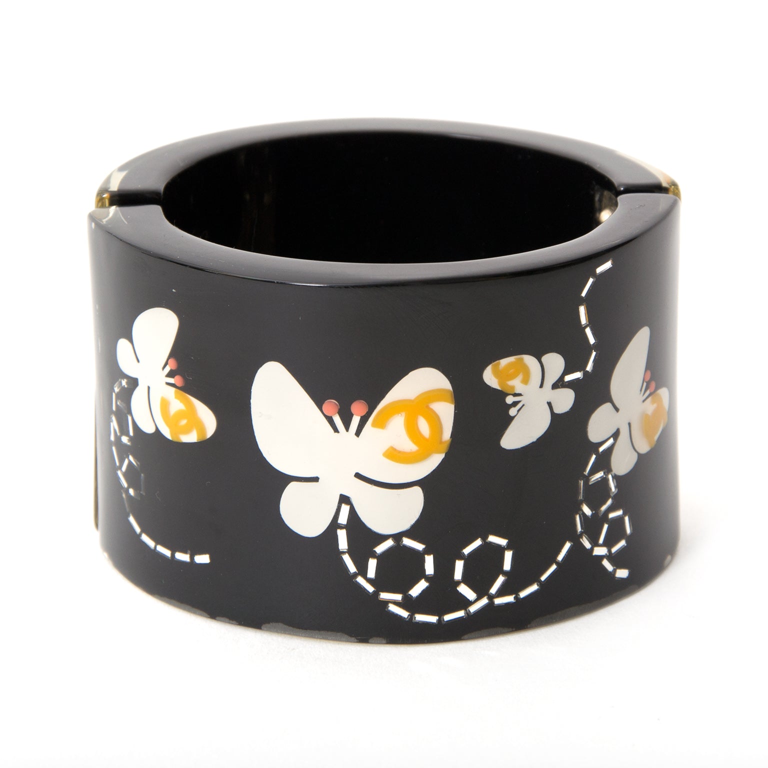 Seconde main Chanel Black Resin Butterfly Cuff Bracelet. Shop secondhand designer bags at LabelLOV vintage webshop. Safe and secure online shopping Antwerp. Koop authentieke vintage handtassen bij LabelLOV Antwerpen. Veilig online winkelen!