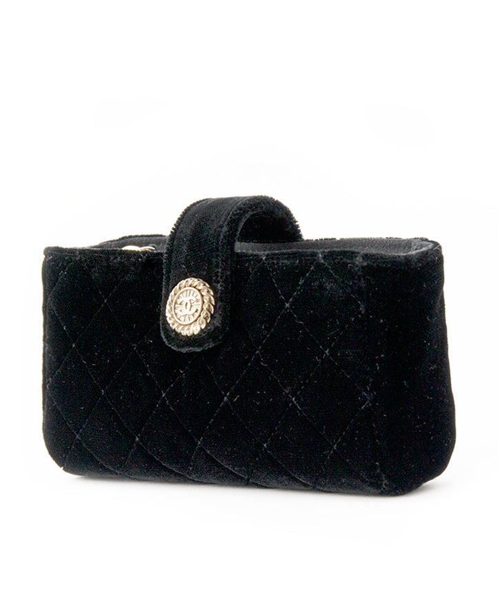 Authentic New Chanel Accessory Black Quilted Velvet Mini Purse Clutch. Buy authentic secondhand Chanel bags at the right price at LabelLOV vintage webshop. Safe and secure online shopping. Koop authentieke tweedehands Chanel tassen met juiste prijs bij La
