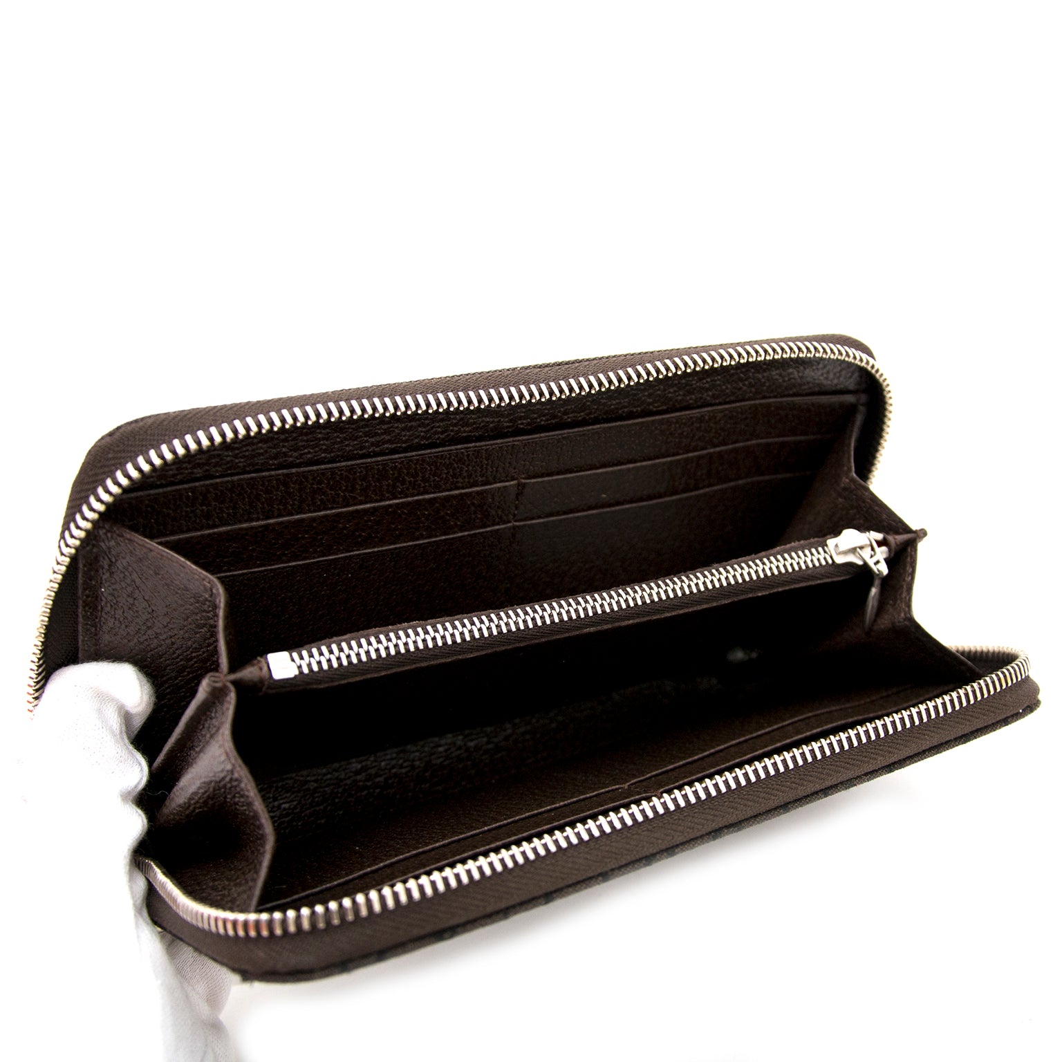Vintage Bulgari wallet for the best price at Labellov webshop. Safe and secure online shopping with 100% authenticity. Vintage Bulgari porte monnaie pour le meilleur prix.