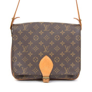 Another perfect Louis Vuitton daybag, the Cartouchière is a shoulder bag in monogram canvas with shoulder strap to carry it comfortably over the shoulder. Top flap is secured with a belt closure.