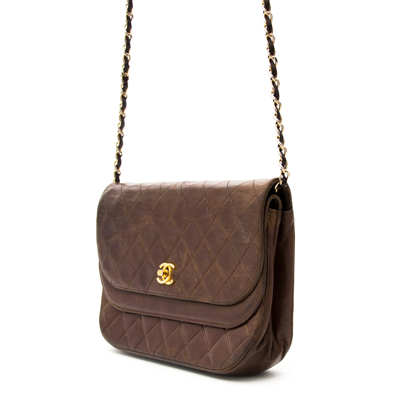 Secondhand Chanel brown flap bag for the best price at Labellov webshop. Safe and secure online shopping with 100% authenticity. Seconde main Chanel brun sac à bandoulière pour le meilleur prix.