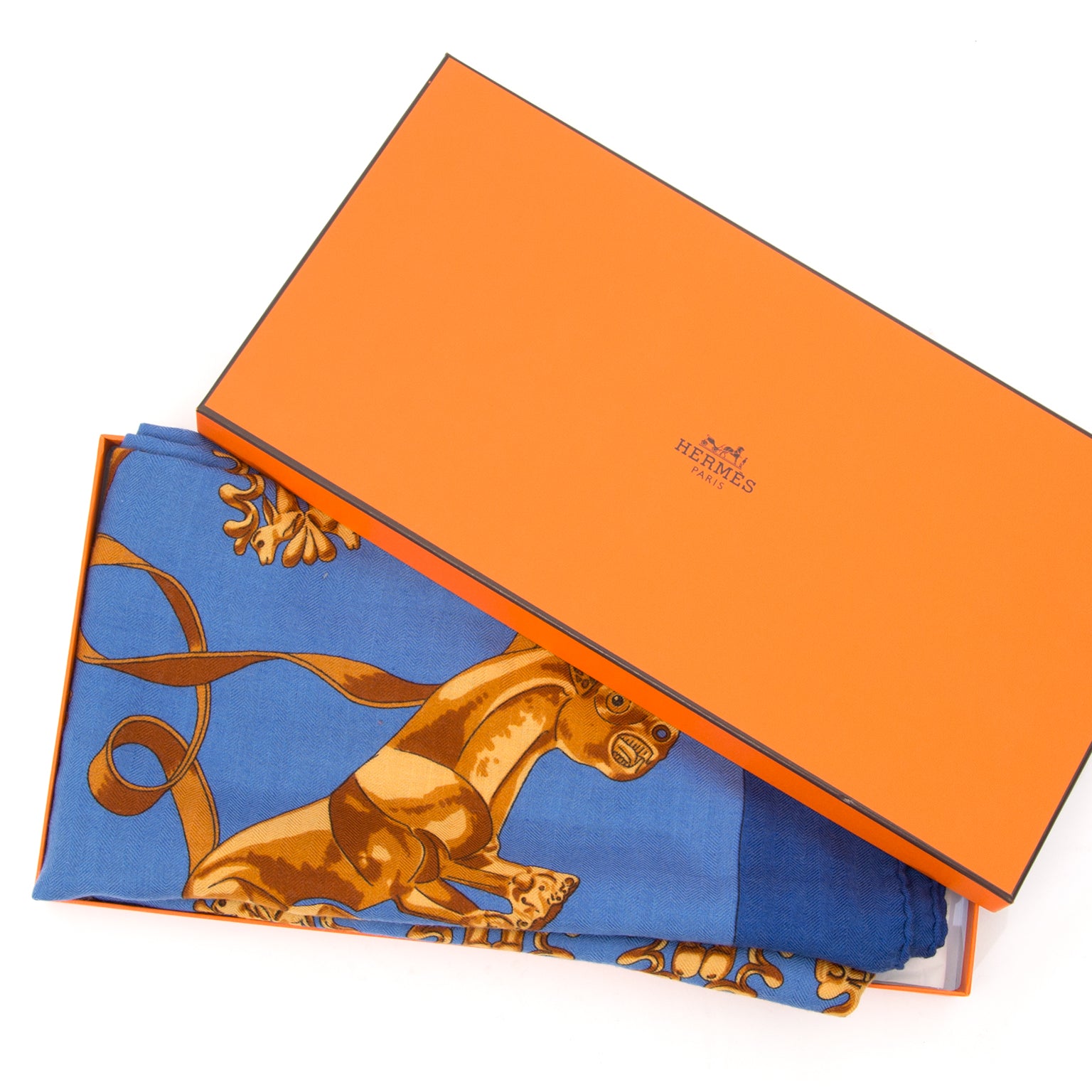 Hermès Large Cahsmere Silk Carré Scarf. Labellov provides a platform to buy and sell preloved secondhand luxury designer goods. Labellov biedt een platform voor het kopen en verkopen van authentieke tweedehands luxe tassen.