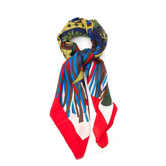 Hermès Silk Cashmere Blend large Carré Scarf. Labellov provides a platform to buy and sell preloved secondhand luxury designer goods. Labellov biedt een platform voor het kopen en verkopen van authentieke tweedehands luxe tassen.