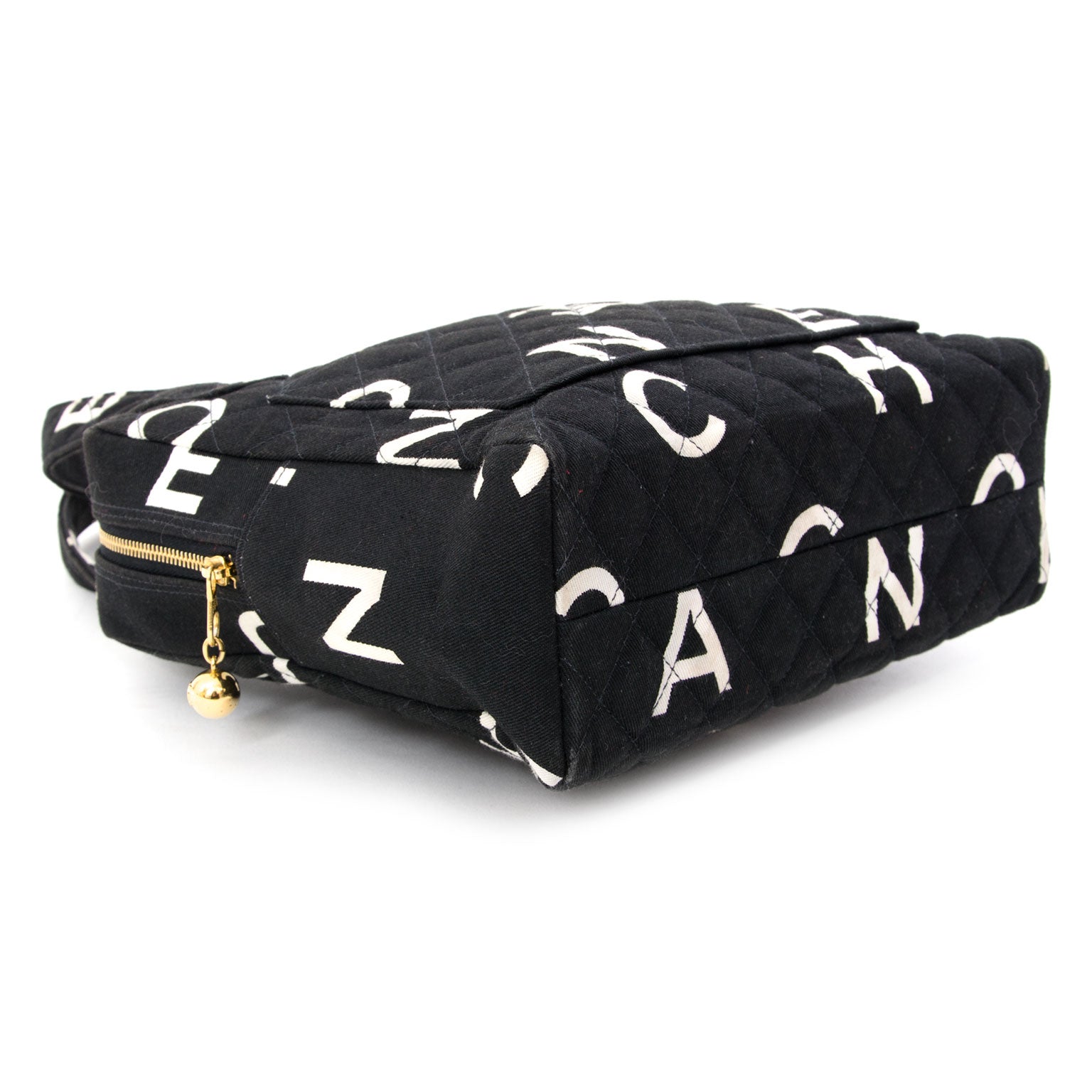 Chanel Black Quilted Fabric Logo Tote Koop authentieke vintage handtassen bij LabelLOV Antwerpen.