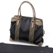 Preowned Fendi Black Canvas Logo Tote Bowling Bag. Buy authentic secondhand Fendi bags at the right price at LabelLOV vintage webshop. Safe and secure online shopping. Koop authentieke tweedehands Fendi handtassen met juiste prijs bij LabelLOV.