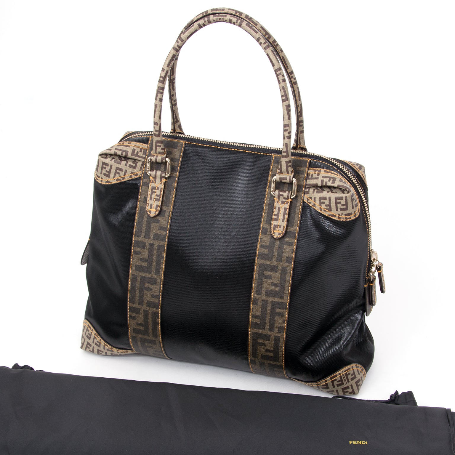 Preowned Fendi Black Canvas Logo Tote Bowling Bag. Buy authentic secondhand Fendi bags at the right price at LabelLOV vintage webshop. Safe and secure online shopping. Koop authentieke tweedehands Fendi handtassen met juiste prijs bij LabelLOV.
