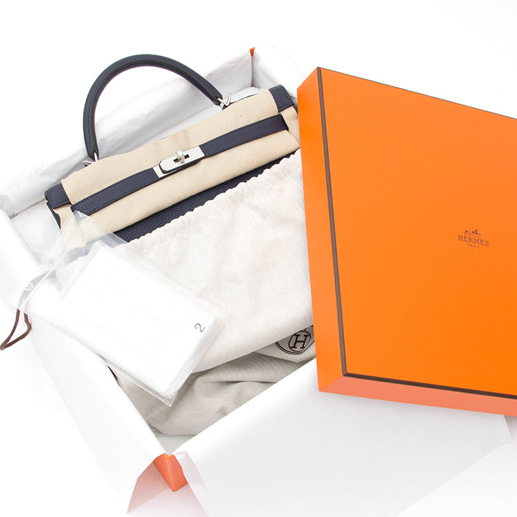 BRAND NEW Hermès Kelly Bag Taurillon Clemence 32 Blue Nuit. Acheter en ligne comme neuf Hermes Kelly bag. Koop veilig online net als nieuw 100% authentieke Hermes Kelly bag with strap.