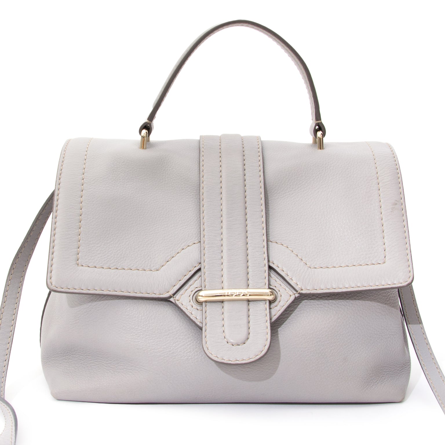 Tod's Pastel Grey Top Handle Bag With Strap Voor designer merken zoals Louis Vuitton, Hermes, Chanel, Delvaux en anderen bezoek de online platform Labellov. De website biedt een veilige en betrouwbare platform voor het kopen en verkopen van nieuwe en twee