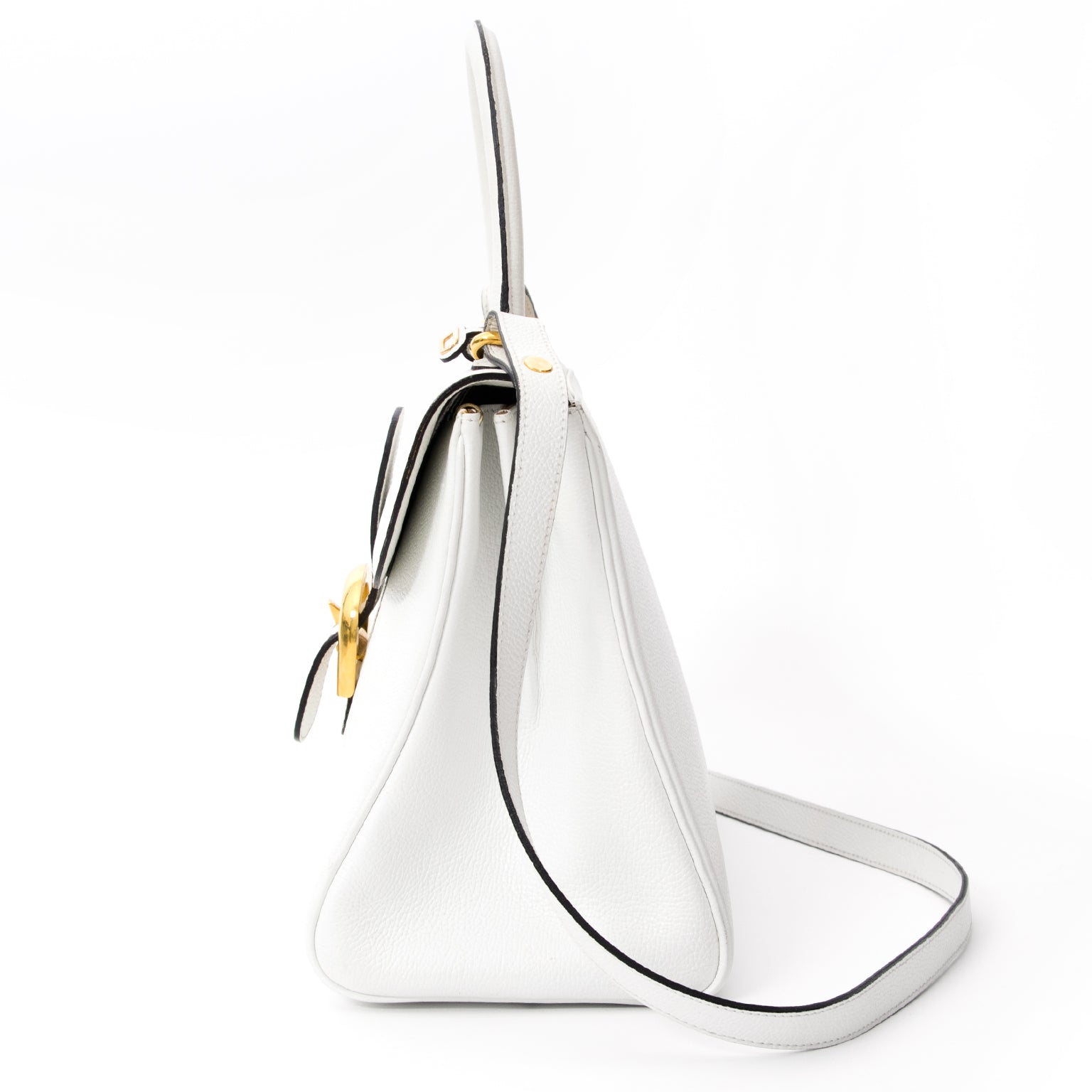 Labellov offers a wide variety of luxurious handbags for preloved prices