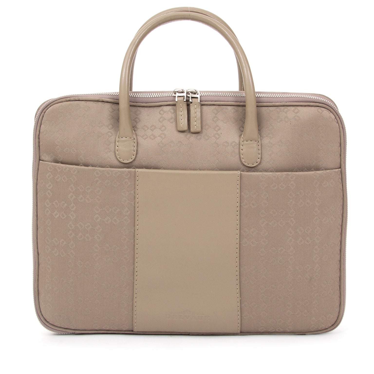 Delvaux Laptop Case Shiny Fabric Sand Buy authentic secondhand designer bags at the right price at LabelLOV vintage webshop. Safe and secure online shopping. Koop authentieke tweedehands designer tassen bij LabelLOV webwinkel.