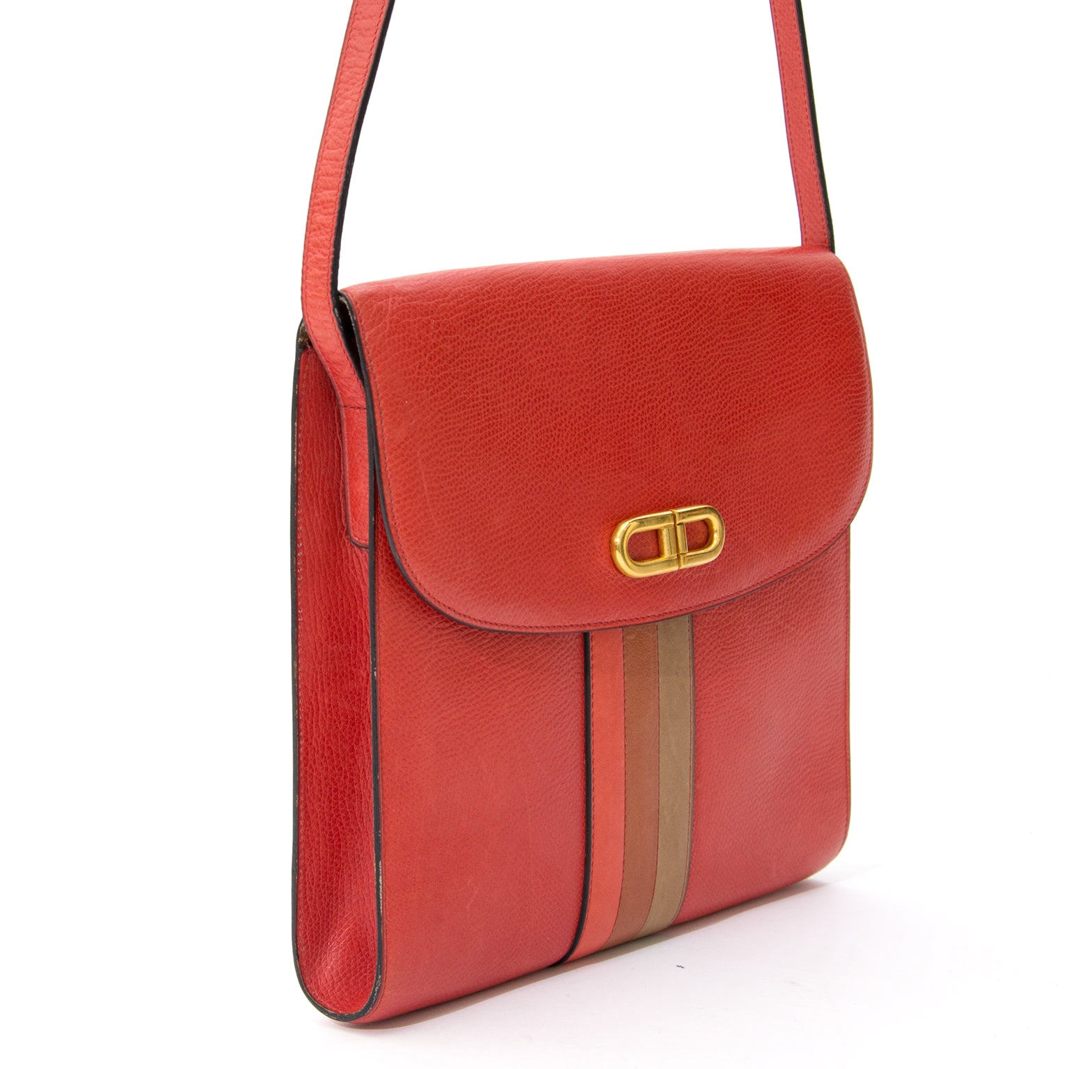 Koop veilig online tweedehands delvaux Vintage Delvaux Shoulder Flap Bag Brick Red. Labellov provides a platform to buy and sell preloved secondhand luxury designer goods.