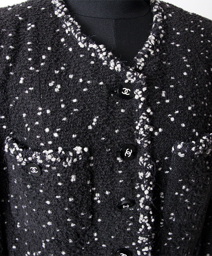Chanel Black Dotted Tweed Jacket authentique seconde main en ligne shopping webshop Anvers Belgique LabelLOV mode en vogue style designer luxe marques veste vestes