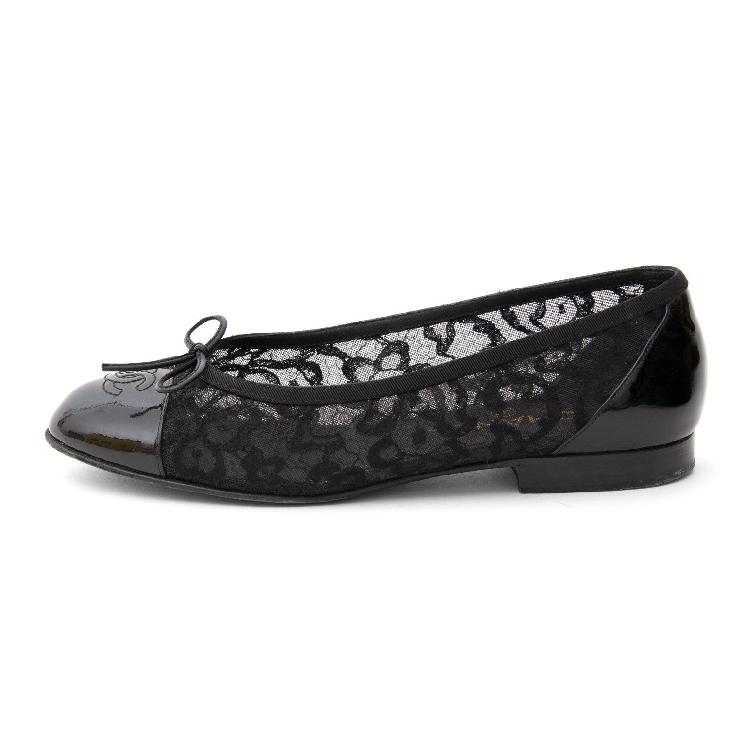 Chanel Lace Ballet Flats. Safe and secure online shopping at LabelLOV secondhand designer webshop.