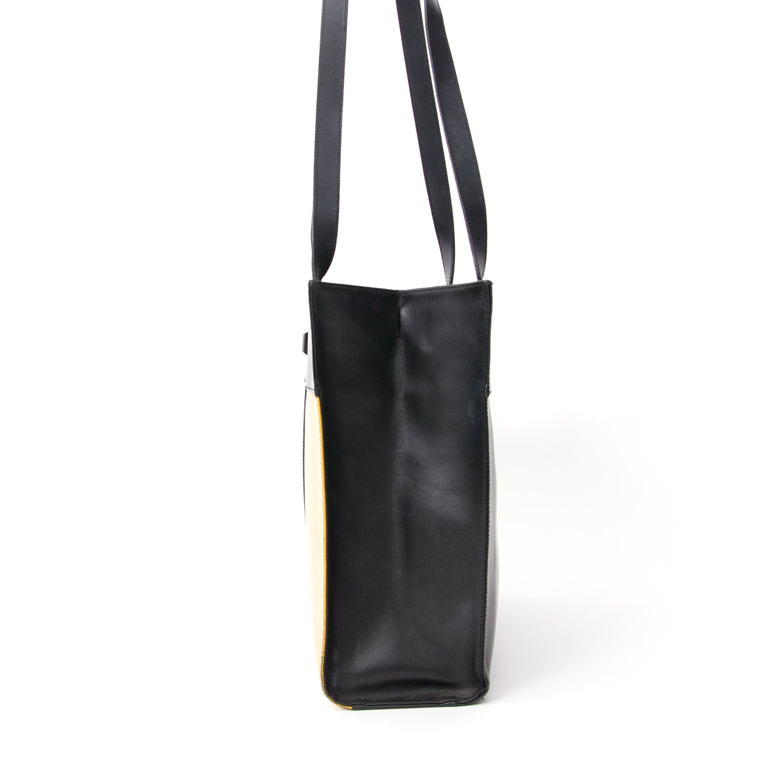 This beautiful Yves Saint Laurent bag from the Mondrian collection will take you through the new season in style. The black bag with a pop of burgundy and mustard yellow is the perfect companion. The interior features a zipper compartment for extra storag
