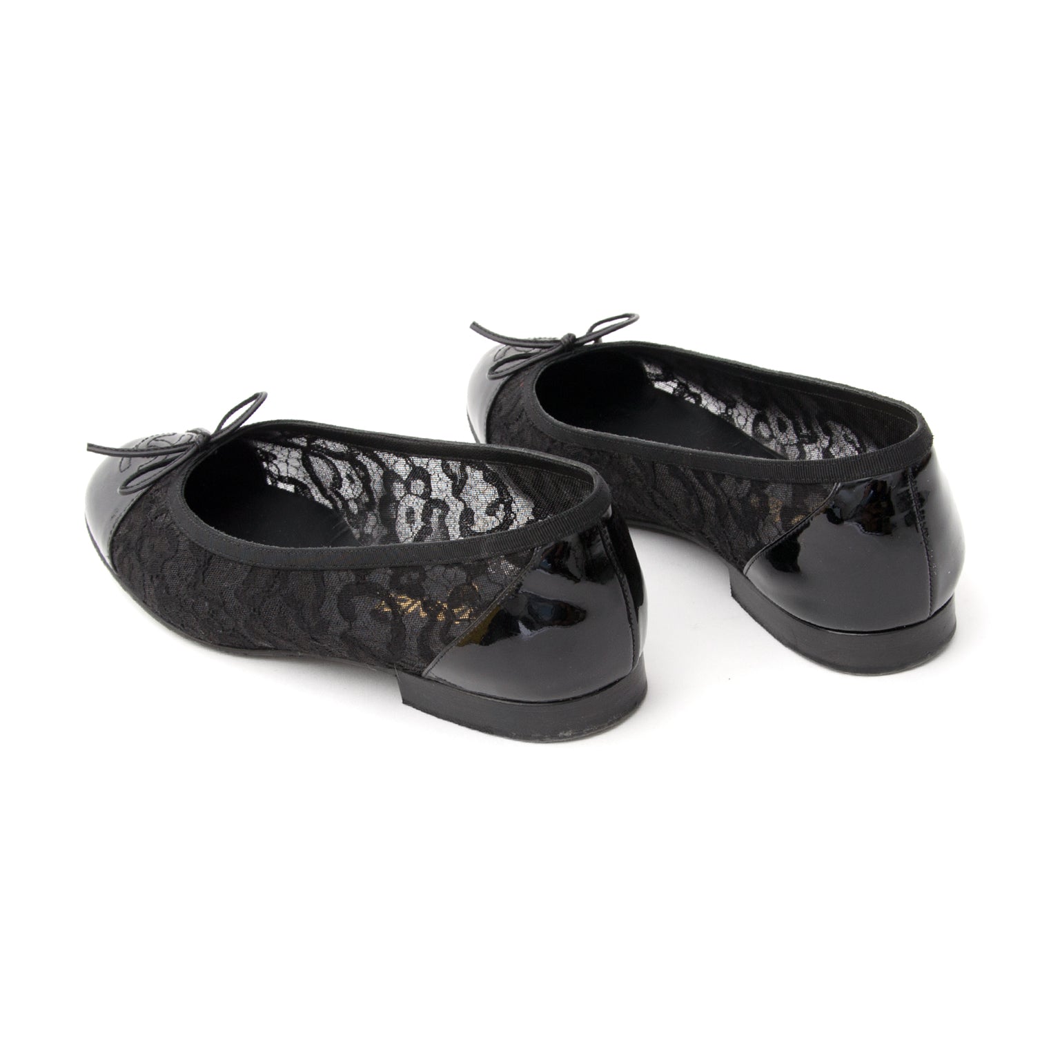 Chanel Lace Ballet Flats. Shop secondhand Chanel shoes at LabelLOV vintage webshop.