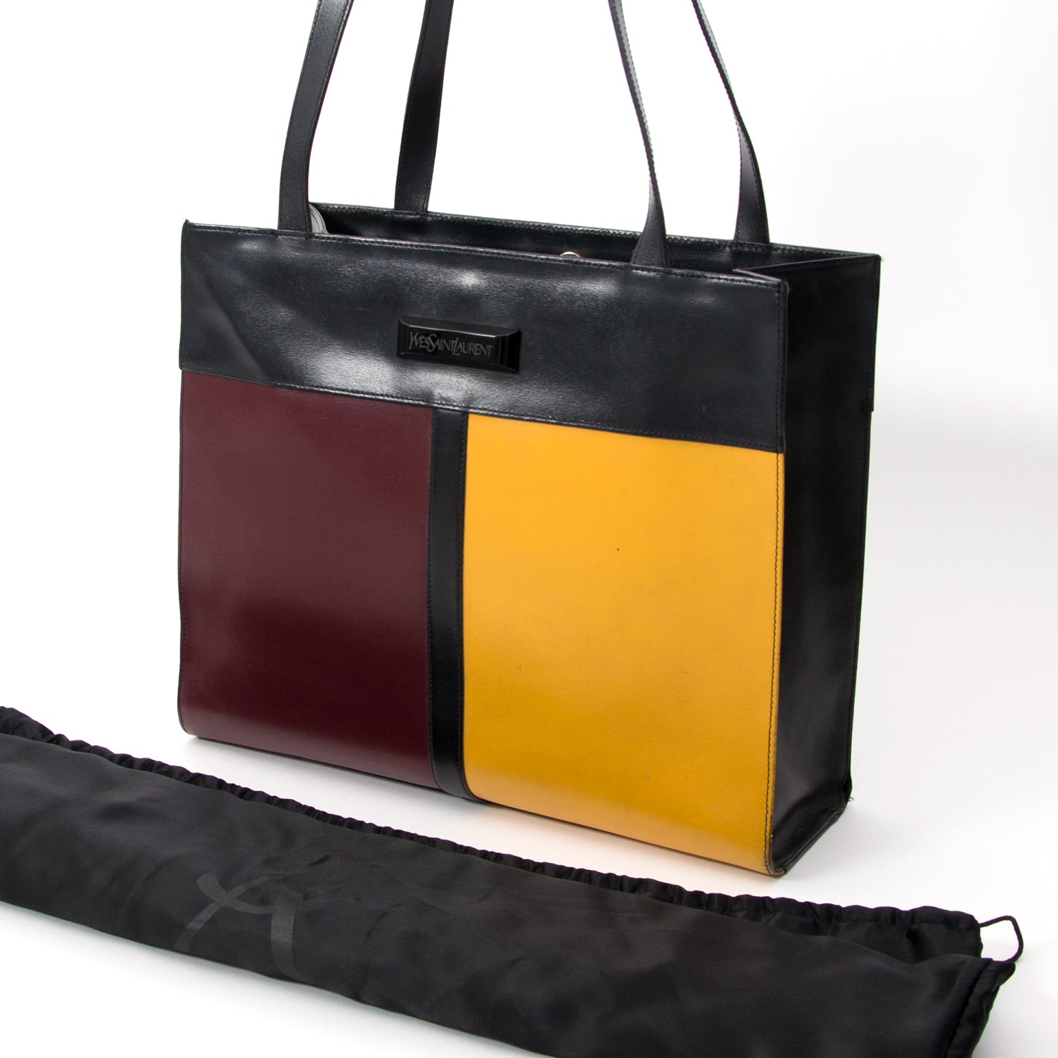 Voor prachtige tweedehands tassen van Yves Saint Laurent moet u bij Labellov zijn.