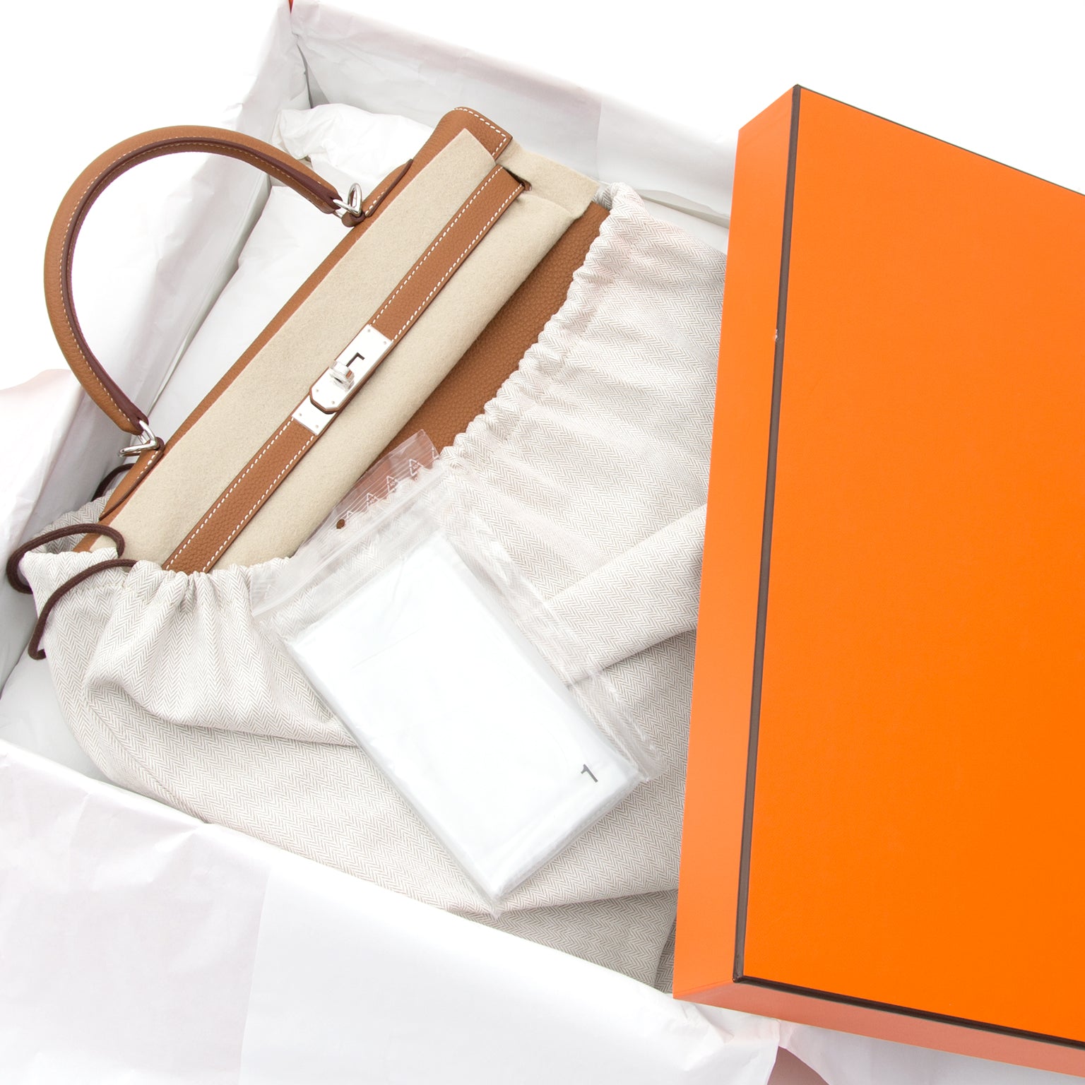 BRAND NEW Hermès Kelly Bag Togo Gold PHW. Acheter en ligne comme neuf Hermes Kelly bag. Koop veilig online net als nieuw 100% authentieke Hermes Kelly bag with strap.