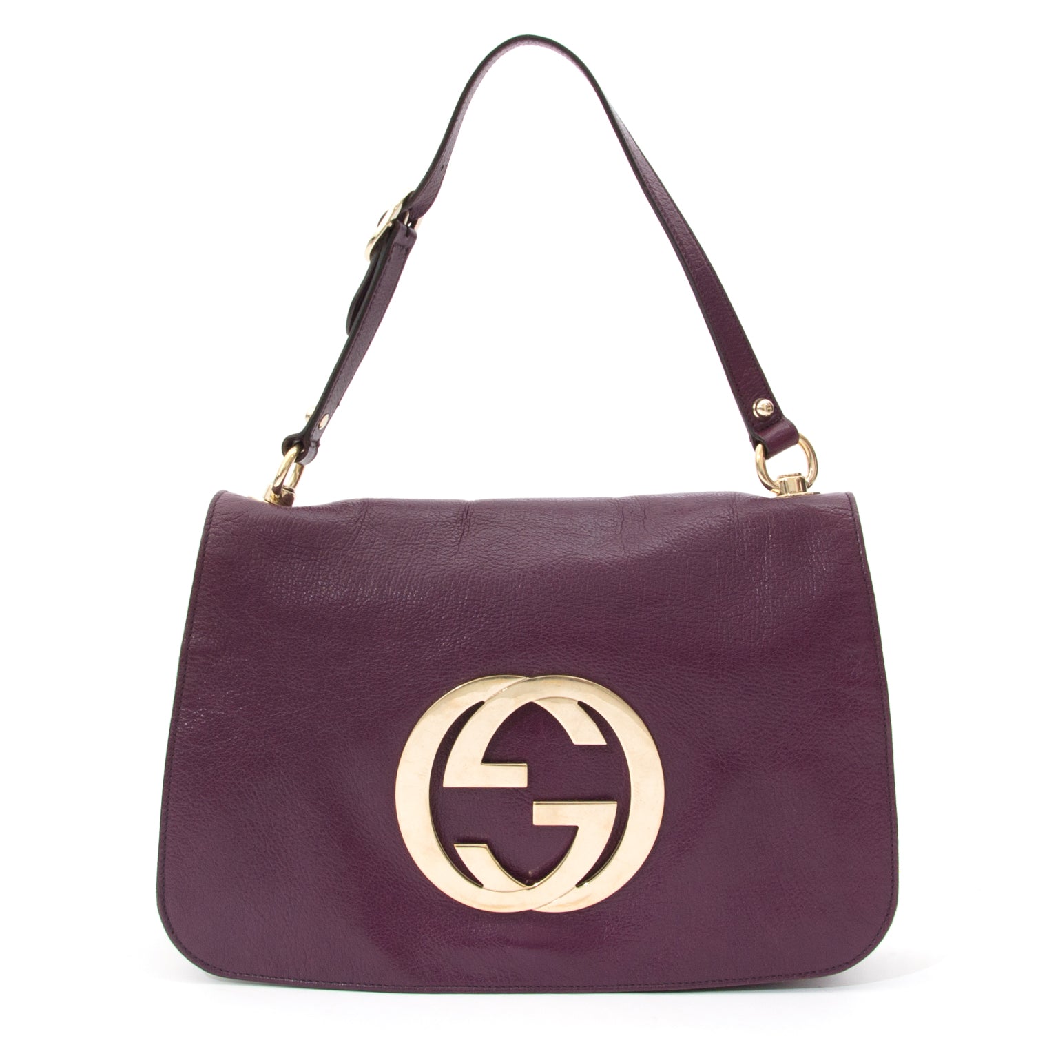 Preowned Gucci Gold CG Monogram Aubergine Flap Bag. Labellov provides a platform to buy and sell preloved secondhand luxury designer goods. Labellov biedt een platform voor het kopen en verkopen van authentieke tweedehands luxe tassen.