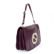 Preowned Gucci Gold CG Monogram Aubergine Flap Bag. Labellov provides a platform to buy and sell preloved secondhand luxury designer goods. Labellov biedt een platform voor het kopen en verkopen van authentieke tweedehands luxe tassen.