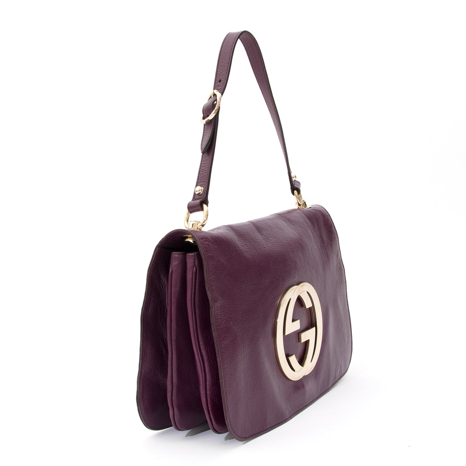Preowned Gucci Gold CG Monogram Aubergine Flap Bag. Labellov provides a platform to buy and sell preloved secondhand luxury designer goods. Labellov biedt een platform voor het kopen en verkopen van authentieke tweedehands luxe tassen.