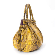 , Labellov offers a wide selection of new and preloved luxury handbag. Visit the platform for a safe and secure shopping experience