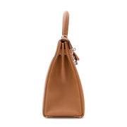 This is a brand new, storebought Hermès Kelly bag. Handcrafted with Togo leather in 'Gold' color. It is finished with paladium hardware. Complete with clochet cadenas keyholder and padlock, rainjacket and dustbag. Comes in its original box.